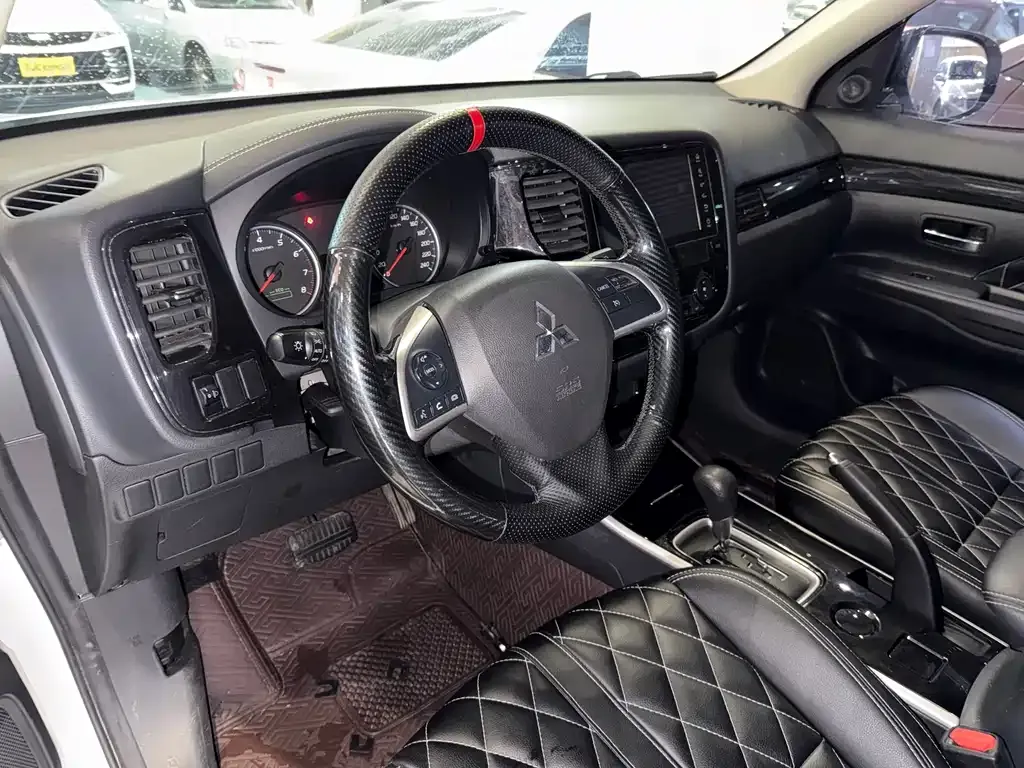 Mitsubishi Outlander — фото 2