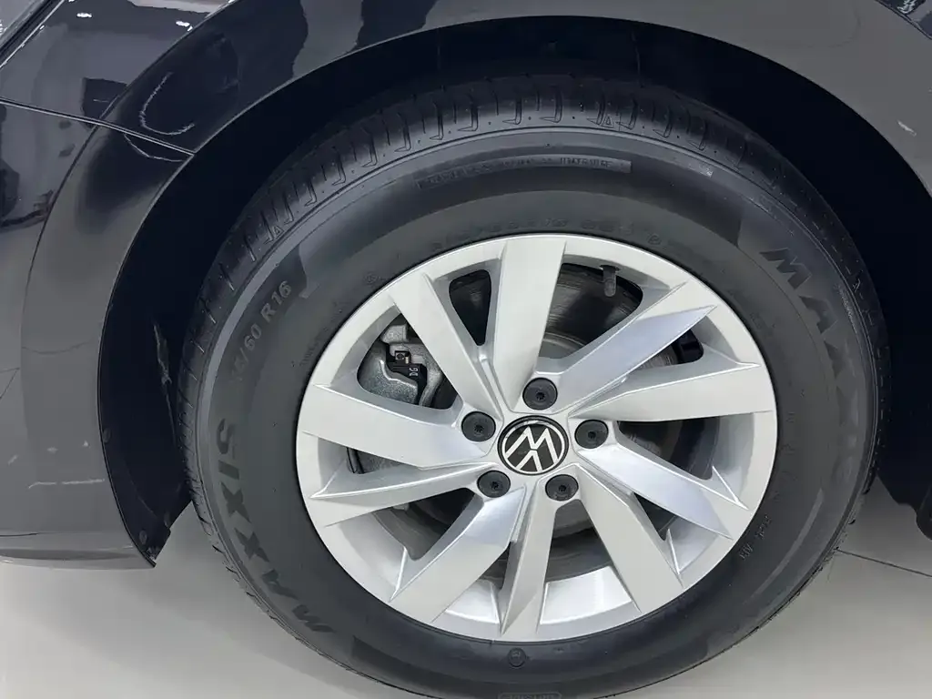 Volkswagen Passat New Energy — фото 3