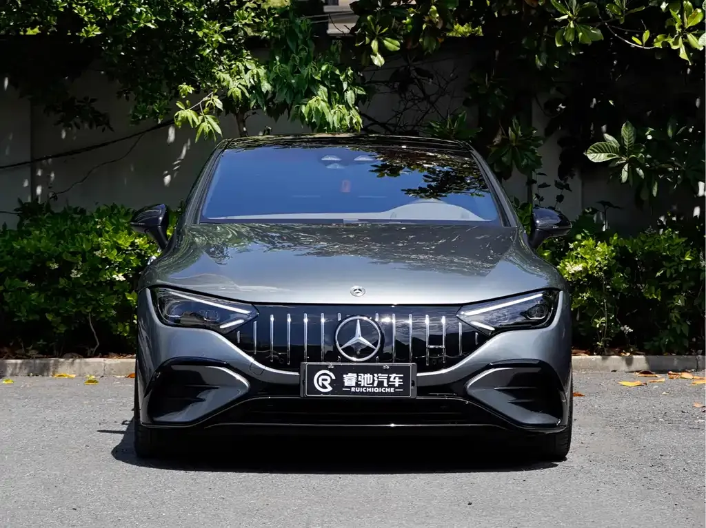 Mercedes-Benz EQE AMG — фото 10