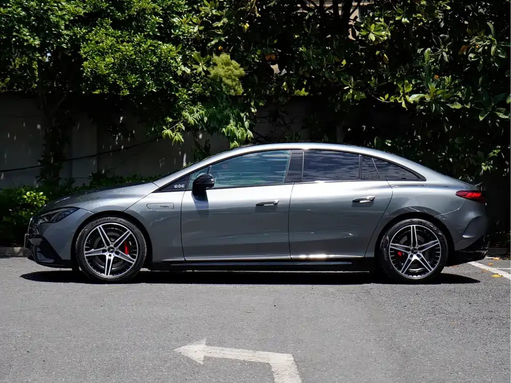 Mercedes-Benz EQE AMG — фото 9