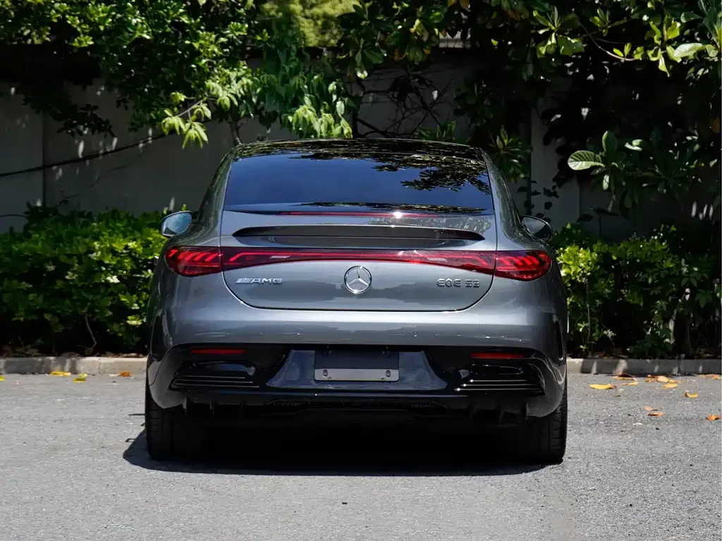 Mercedes-Benz EQE AMG — фото 3