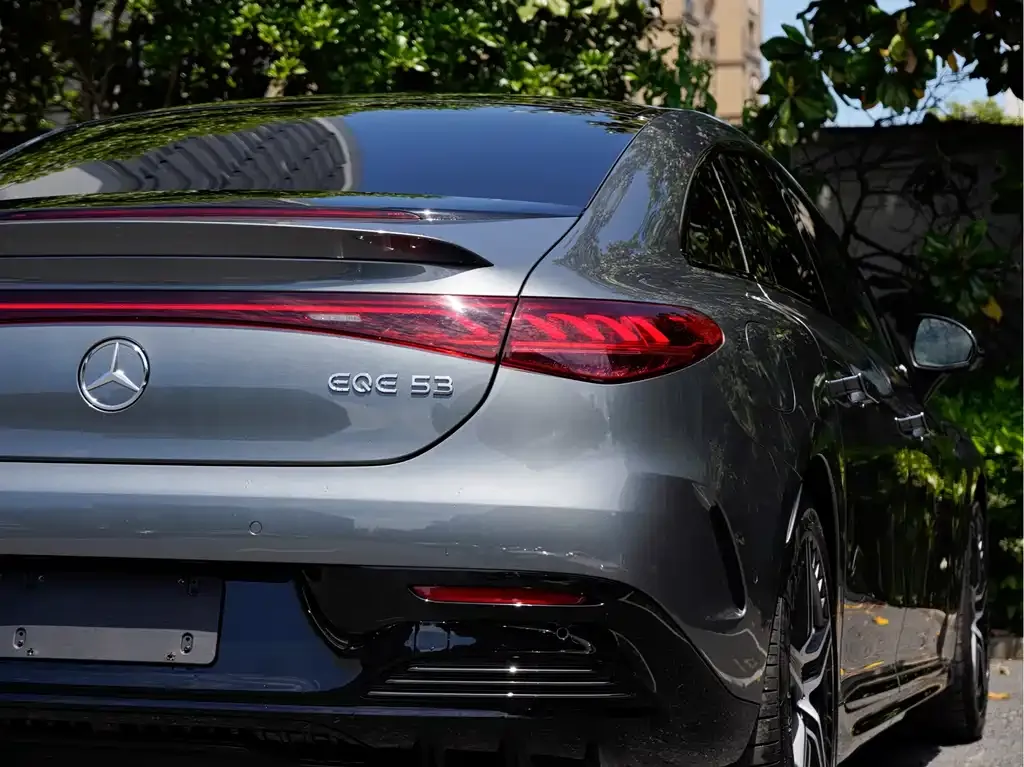Mercedes-Benz EQE AMG — фото 4
