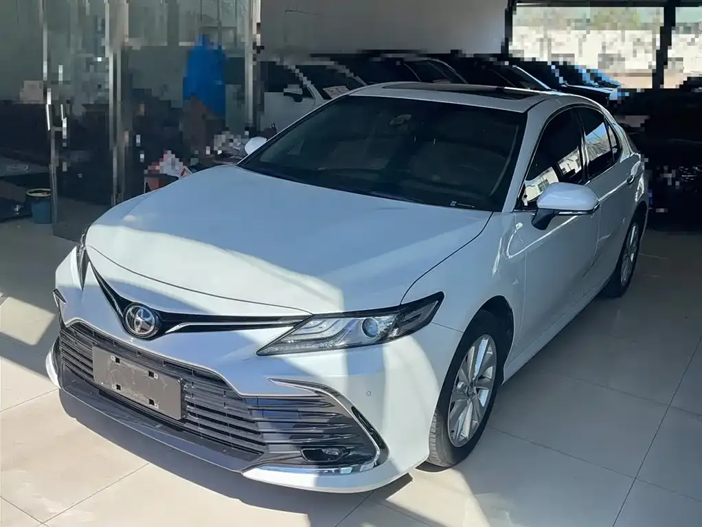 Toyota Camry — фото 1