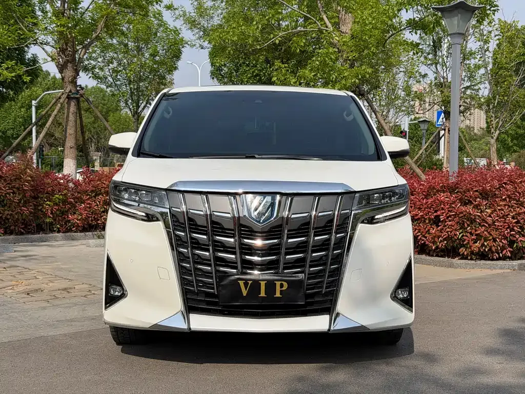 Toyota Alphard — фото 1