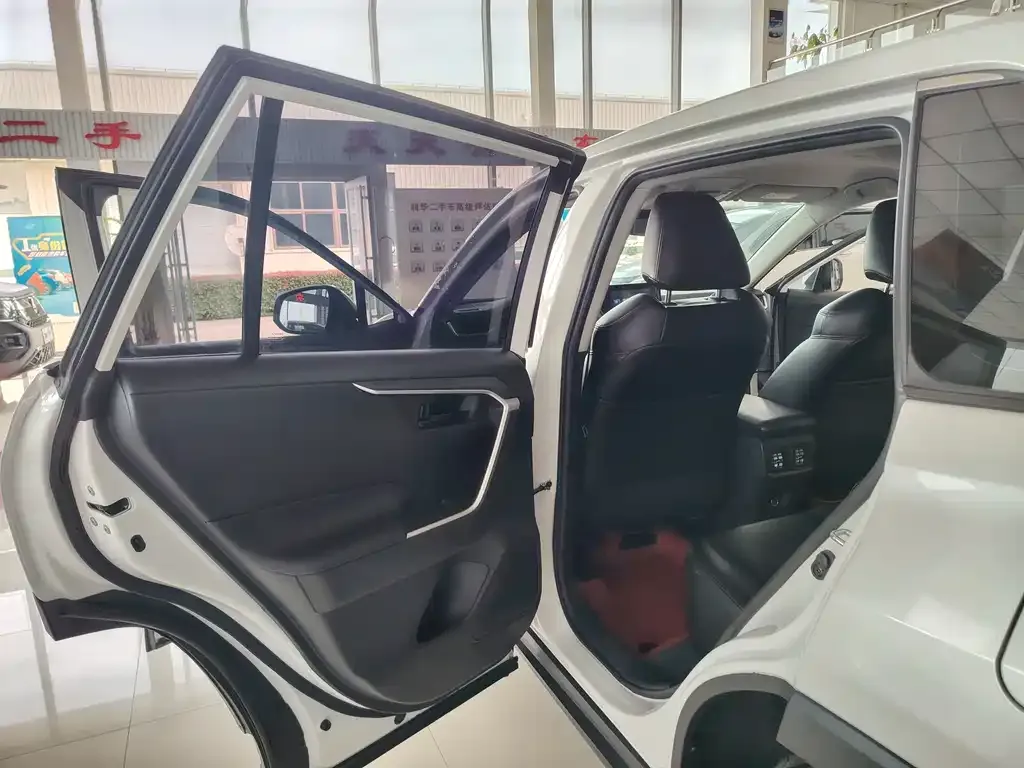 Toyota RAV4 — фото 3