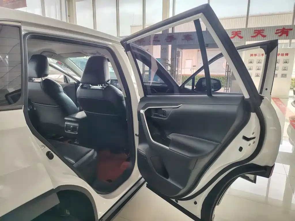 Toyota RAV4 — фото 8