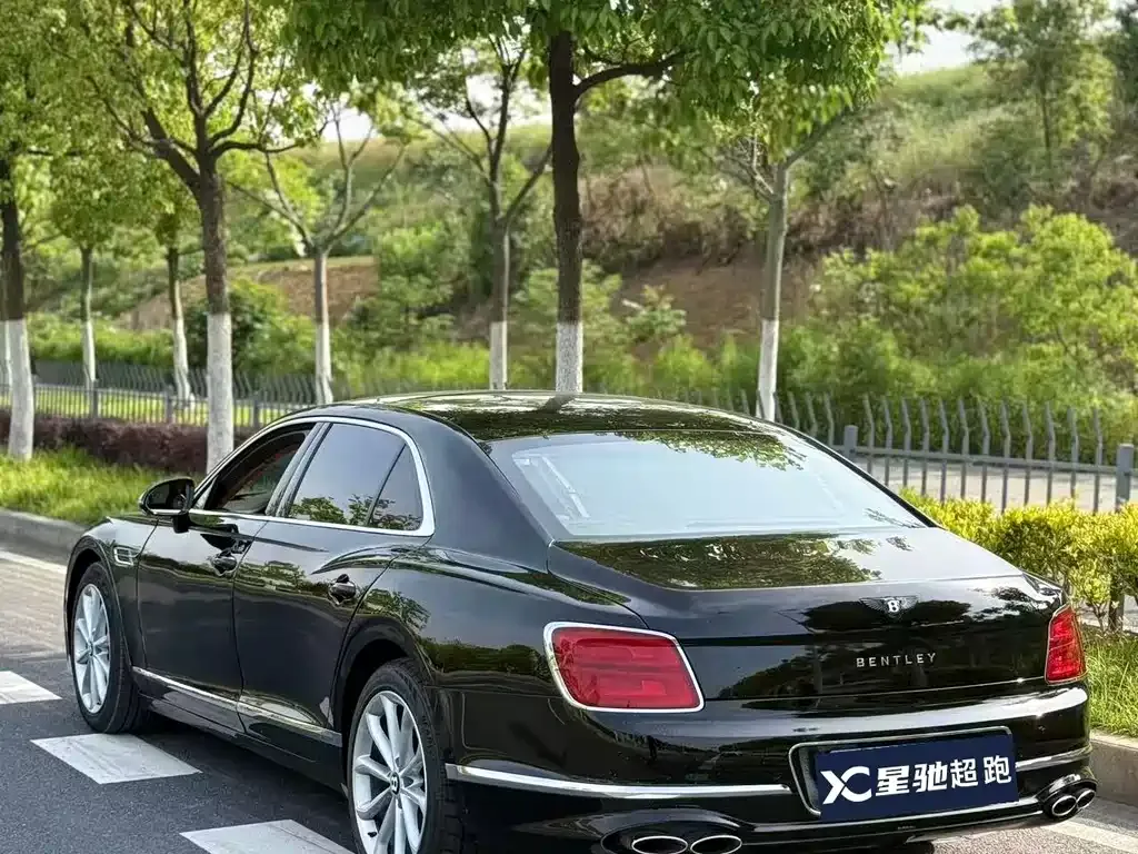 Bentley Flying Spur — фото 10