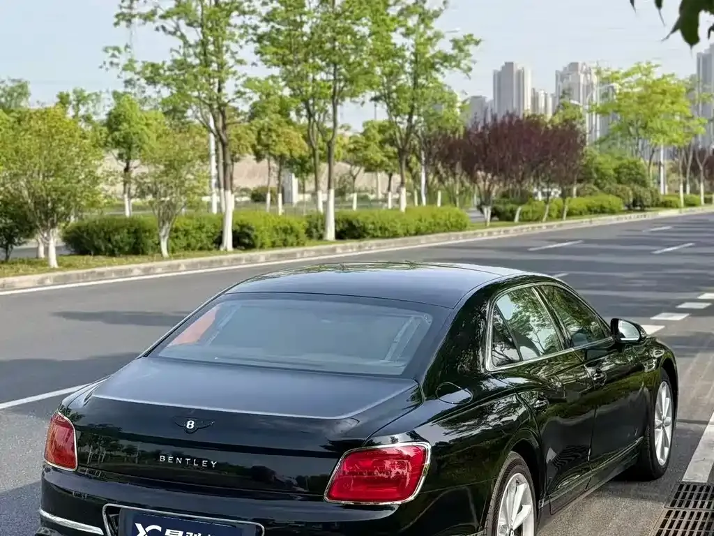 Bentley Flying Spur — фото 9