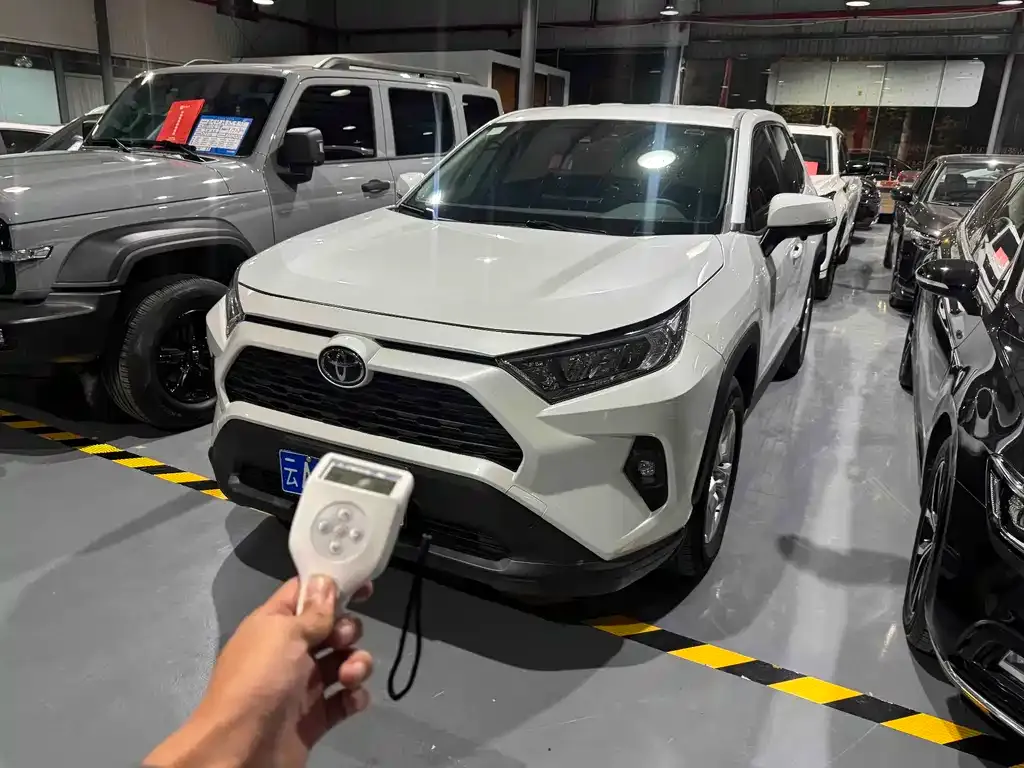 Toyota RAV4 — фото 1