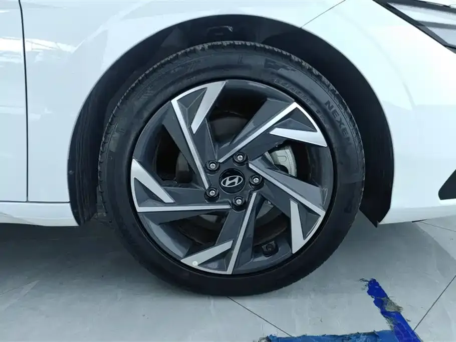 Hyundai Elantra — фото 9