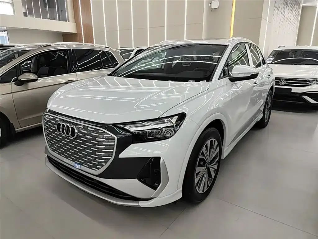 Audi Q4 e-tron — фото 1
