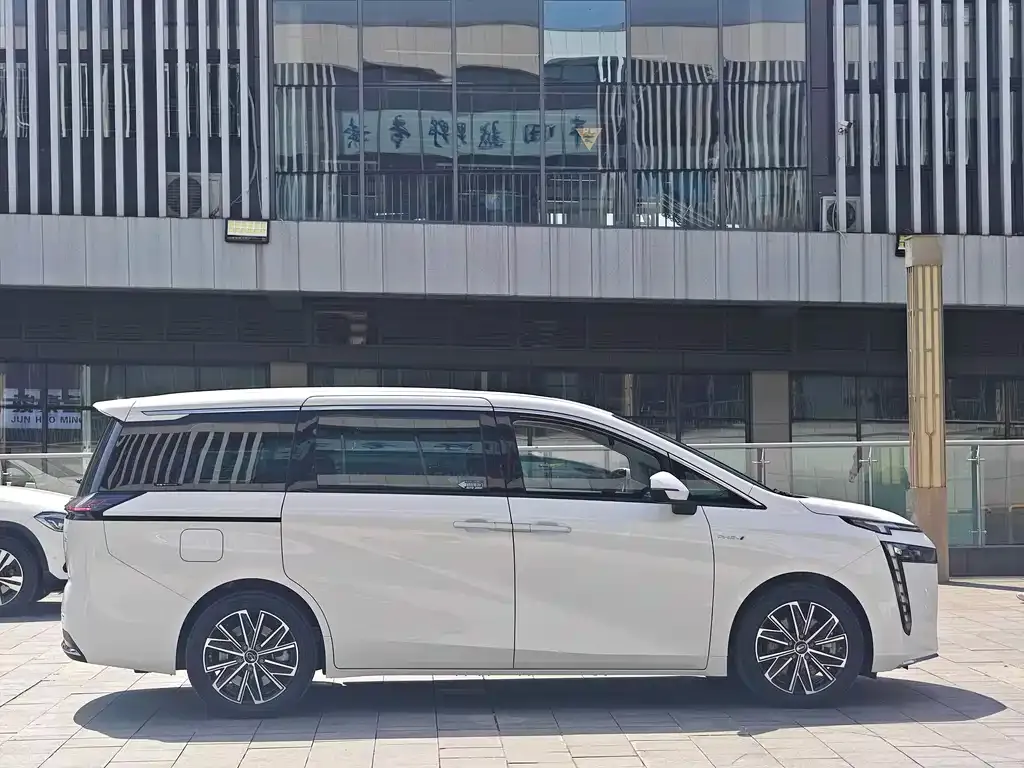 GAC Motor E8 Hybrid — фото 10