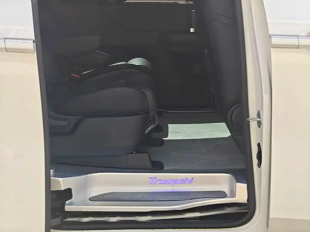 GAC Motor E8 Hybrid — фото 4