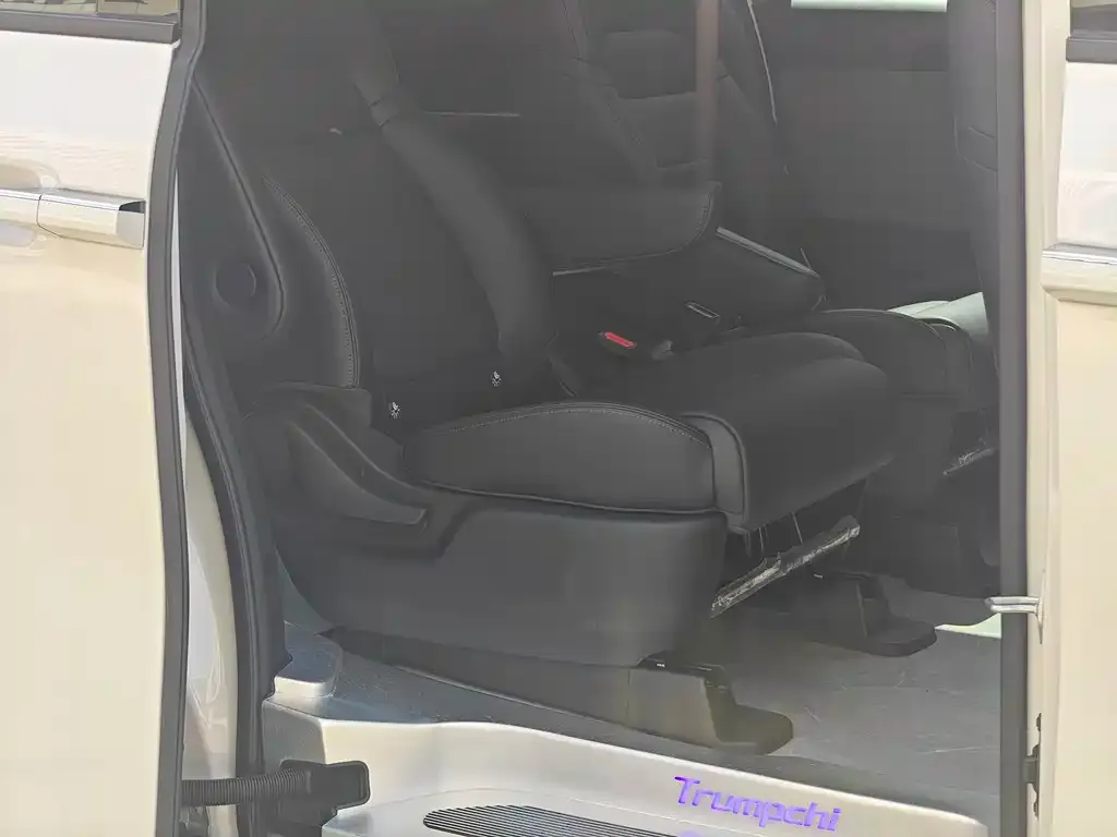 GAC Motor E8 Hybrid — фото 7