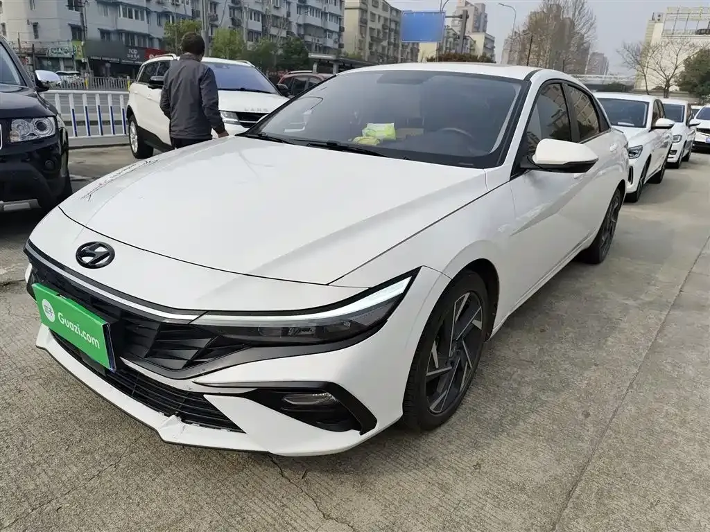 Hyundai Elantra — фото 1