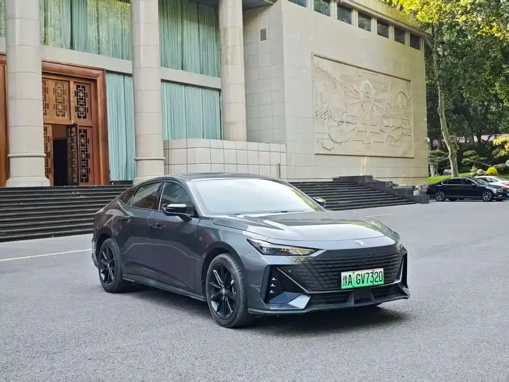 Changan UNI-V iDD — фото 3