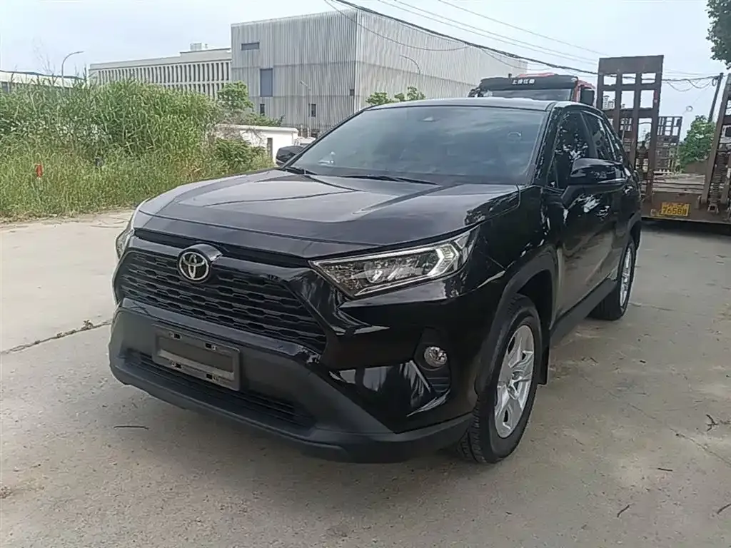 Toyota RAV4 — фото 1