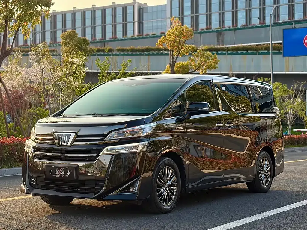 Toyota Vellfire — фото 1