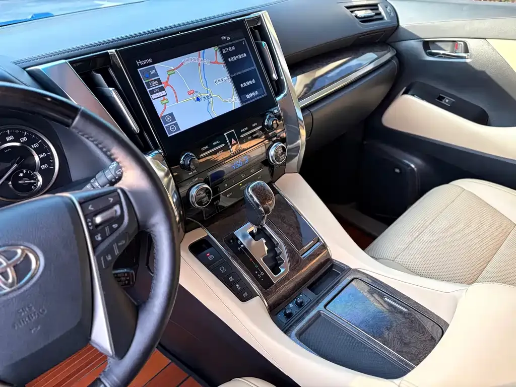 Toyota Vellfire — фото 3