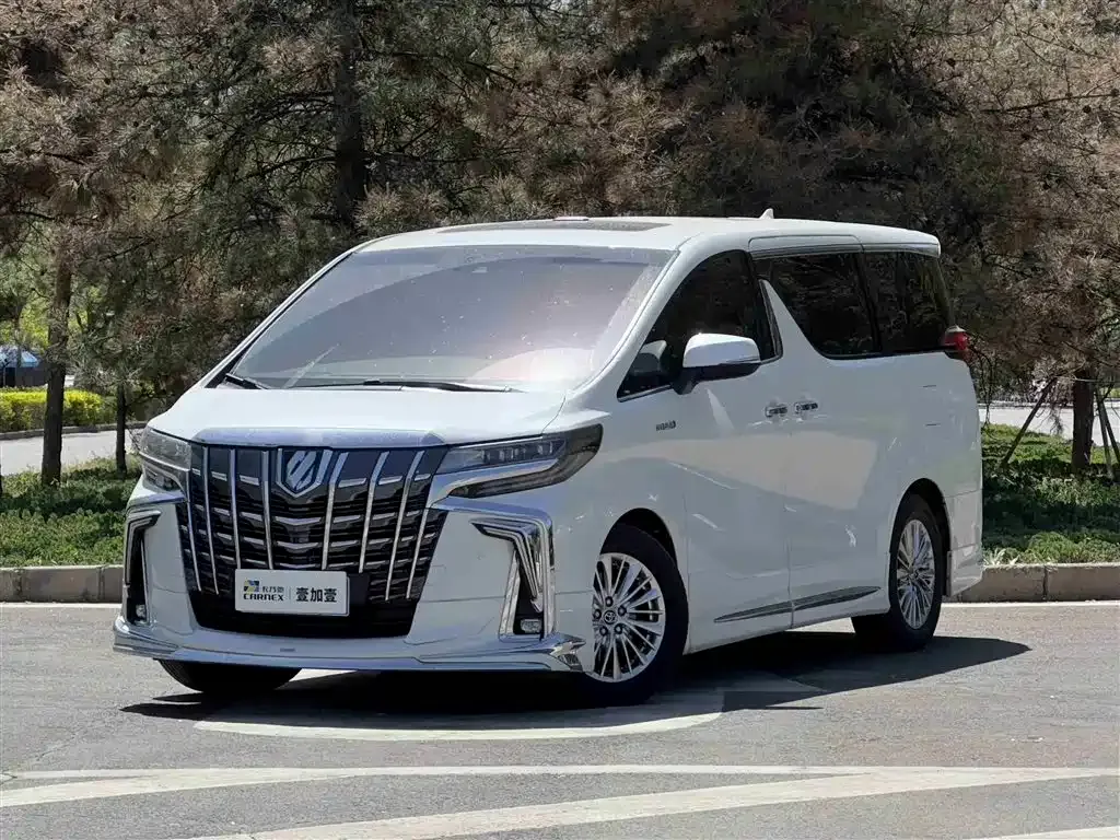 Toyota Alphard — фото 1