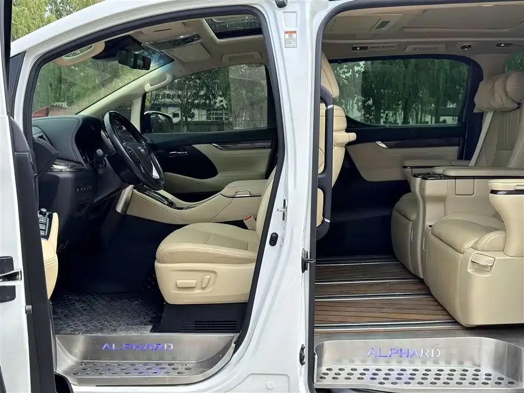 Toyota Alphard — фото 6