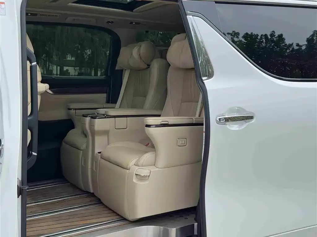 Toyota Alphard — фото 2