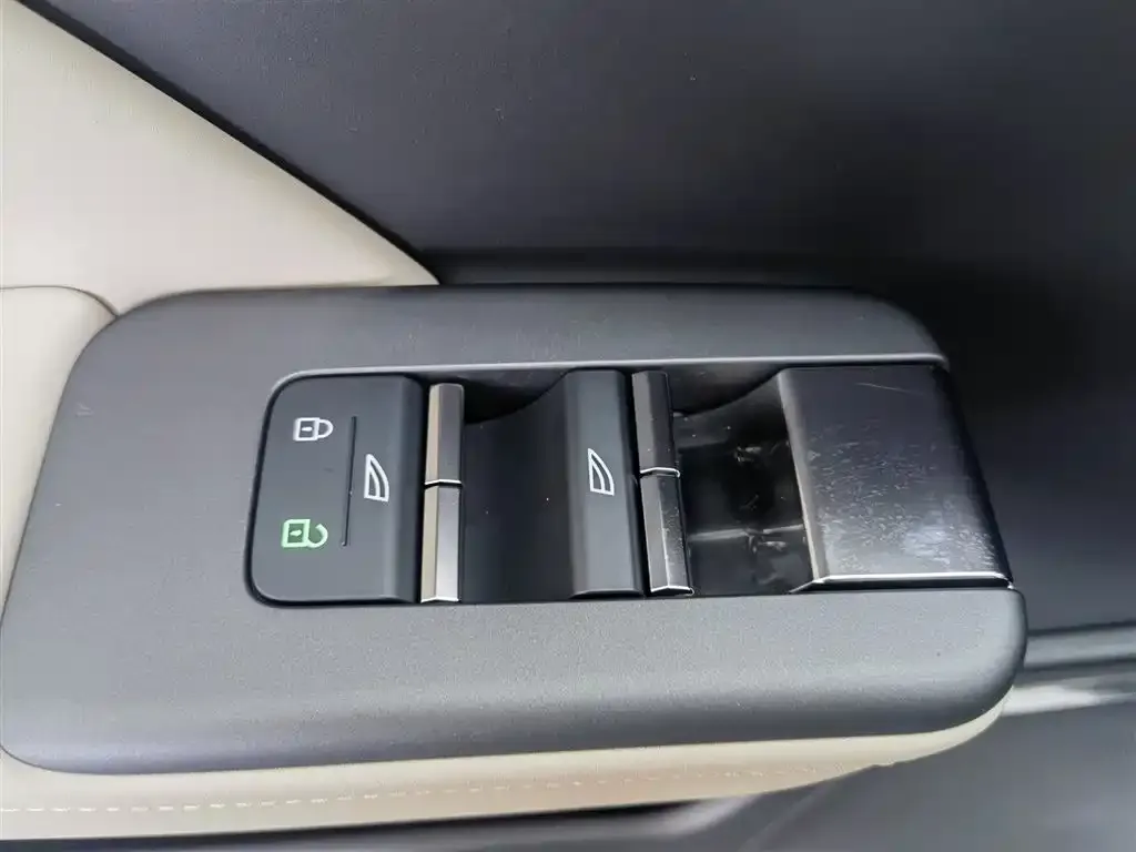 Volvo XC70 Plug-in Hybrid — фото 4