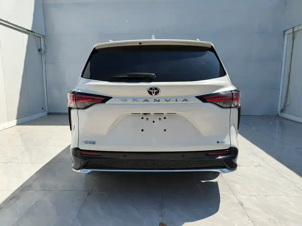 Toyota Granvia — фото 3