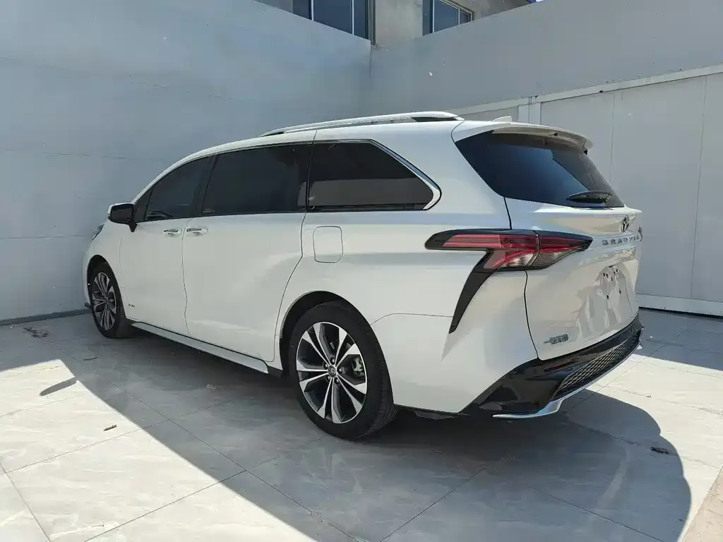 Toyota Granvia — фото 7
