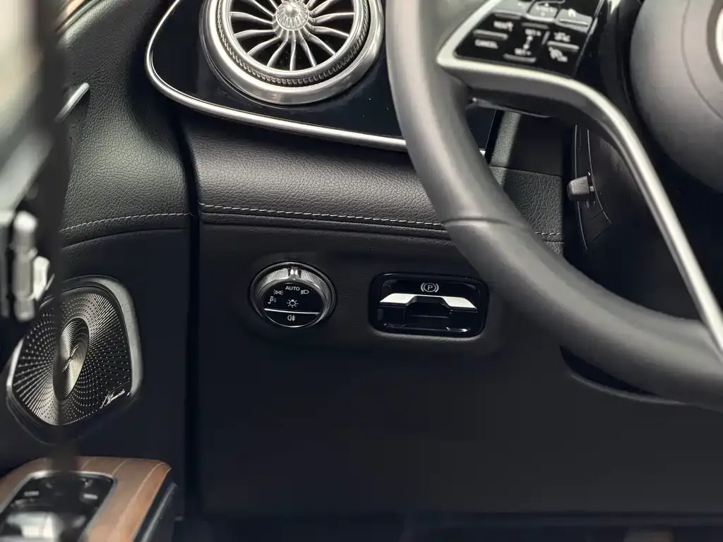 Mercedes-Benz EQS SUV — фото 4