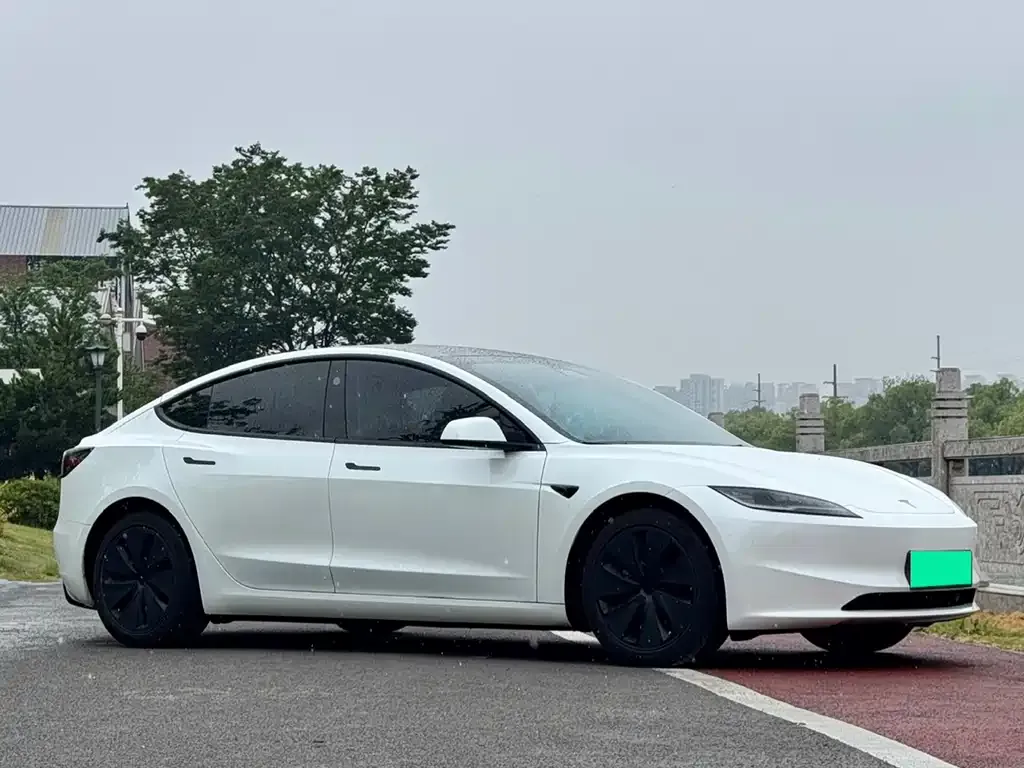 Tesla Model 3 — фото 1