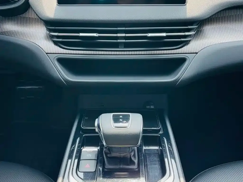 Hongqi E-QM5 — фото 4