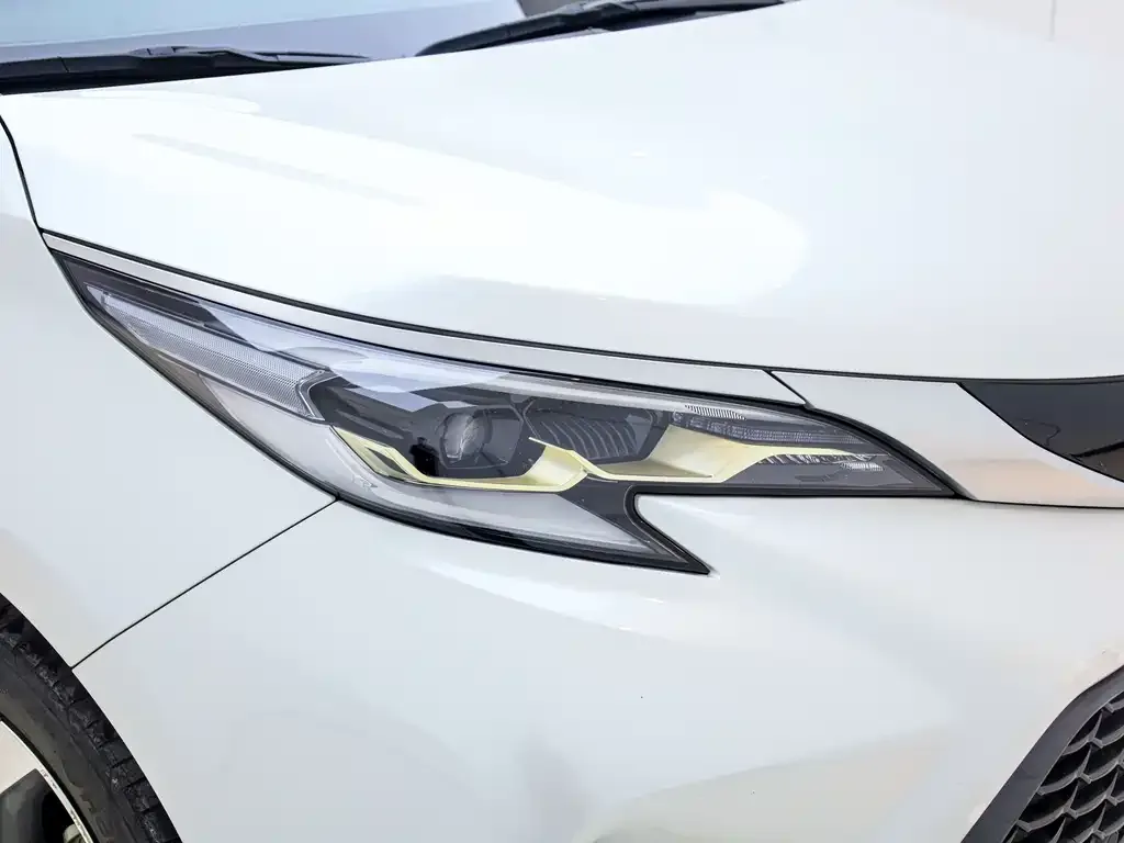 Toyota Granvia — фото 3