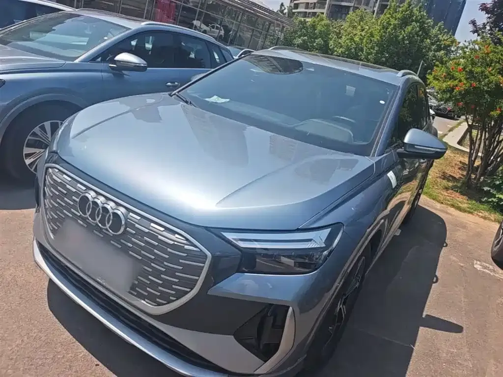 Audi Q4 e-tron — фото 1