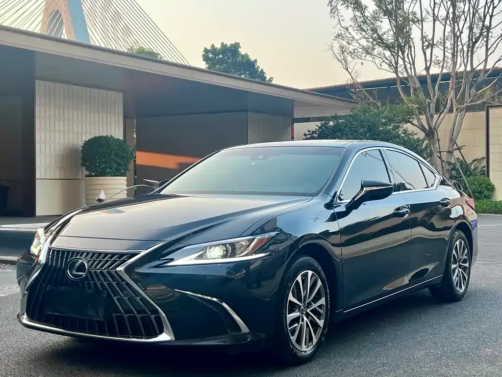 Lexus ES — фото 1