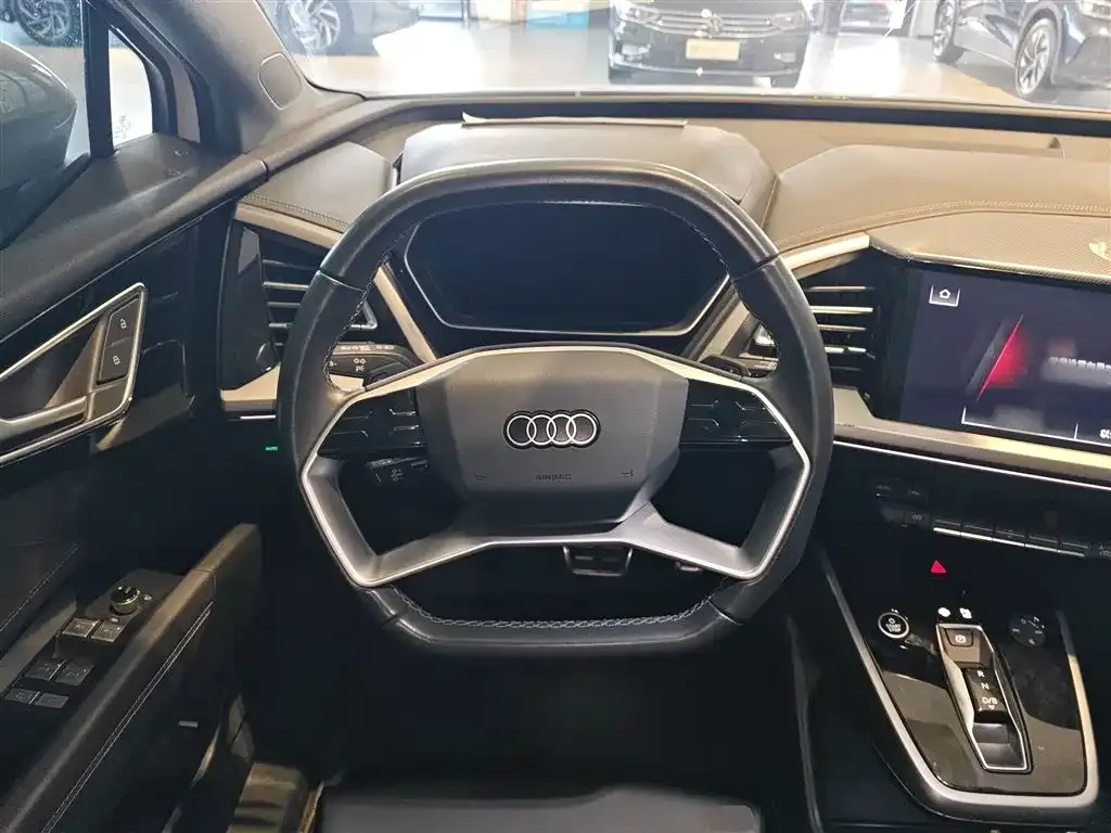 Audi Q4 e-tron — фото 2