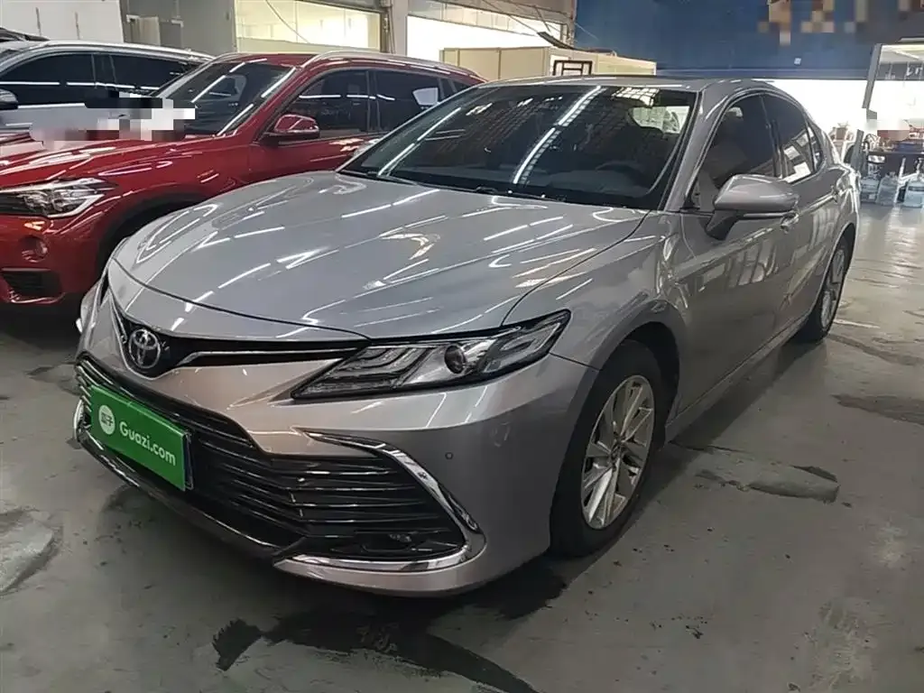 Toyota Camry — фото 1
