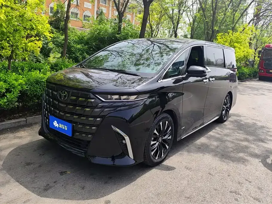Toyota Alphard — фото 1