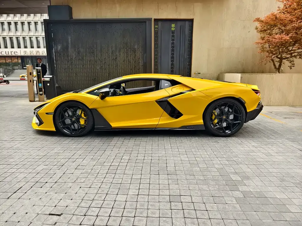 Lamborghini Revuelto — фото 10