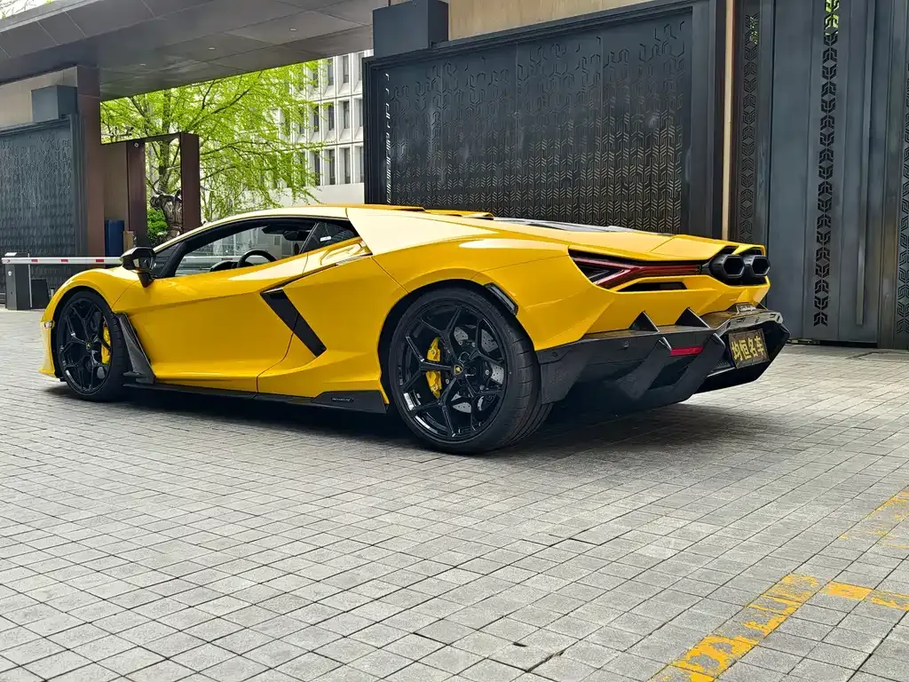 Lamborghini Revuelto — фото 9