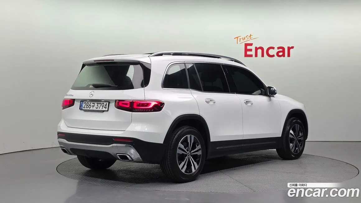 Mercedes-Benz GLB-Class — фото 10