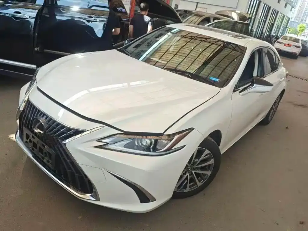 Lexus ES — фото 1