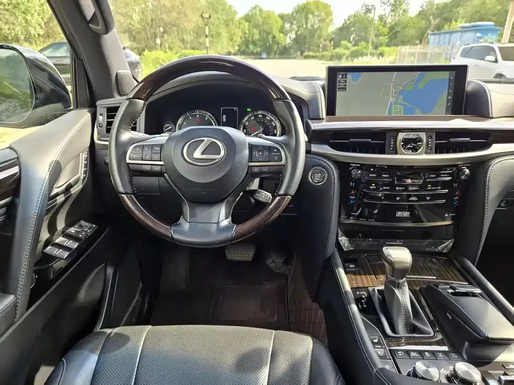 Lexus LX — фото 9