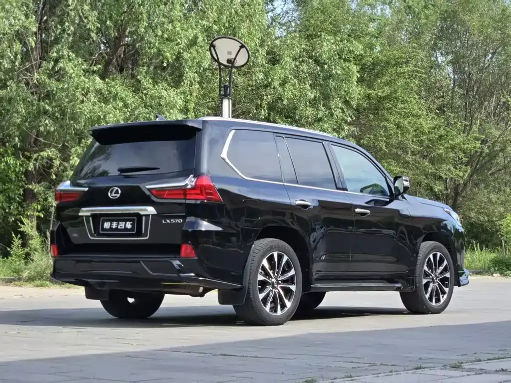 Lexus LX — фото 10