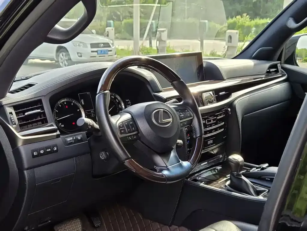 Lexus LX — фото 8