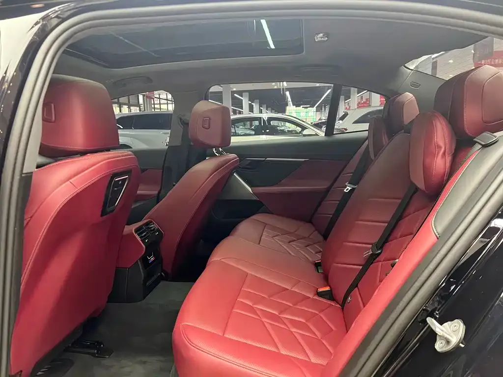 BMW i5 — фото 10