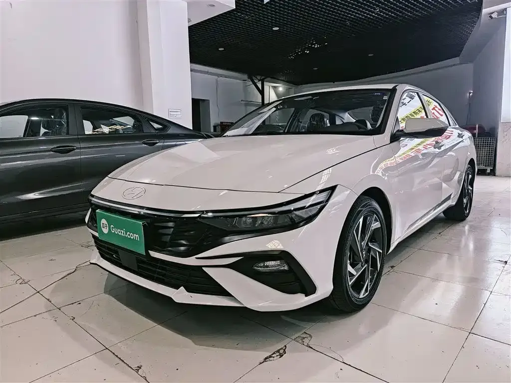 Hyundai Elantra — фото 1