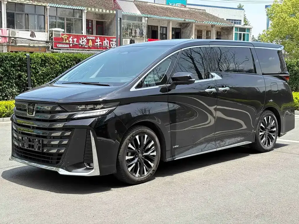 Toyota Vellfire — фото 1