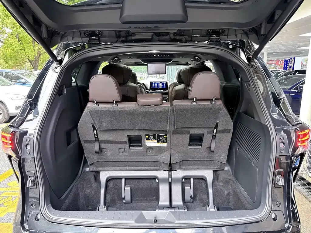 Toyota Granvia — фото 5