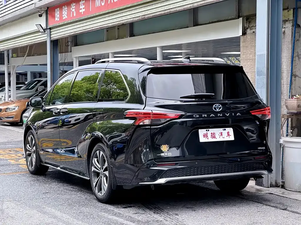 Toyota Granvia — фото 6